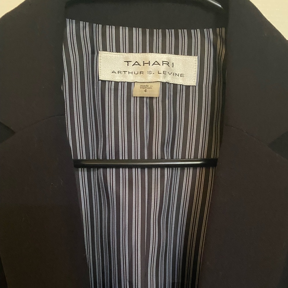 Tahari woman’s blazer - Picture 2 of 3